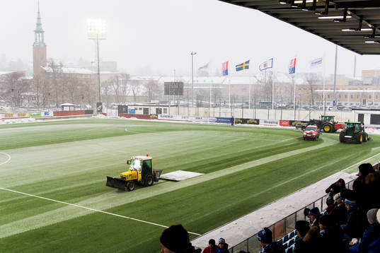 Det jobbas febrilt med att få bort snön