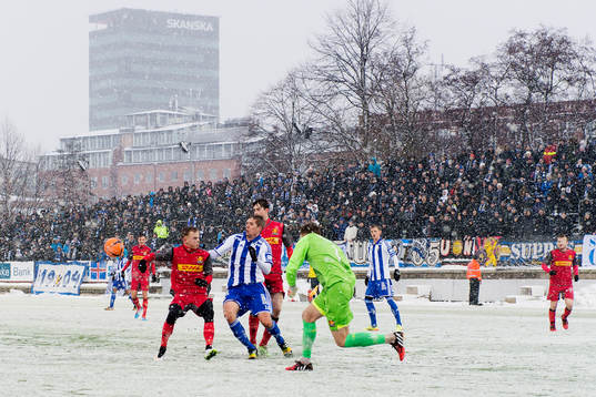 IFK Göteborgs Mikael Boman är framme och stör