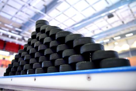 Puckar står uppradade på sargen