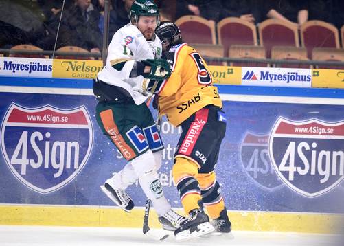 Färjestads Anssi Salmela blir tacklad av Luleås Karl