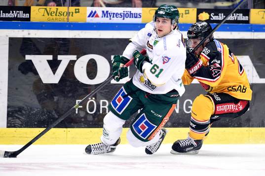 Färjestads Daniel Gunnarsson jagas av Luleås Cam Abbott