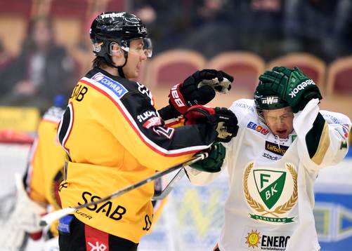 Luleås Dean Kukan och Färjestads Toni Rajala har en