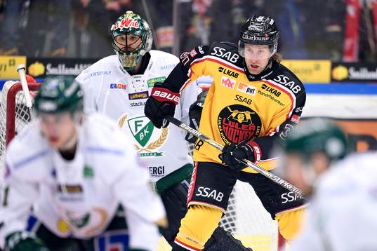 Luleås Jonathan Granström framför Färjestads målvakt
