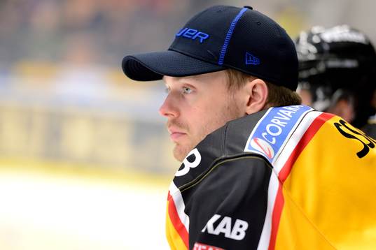 Luleås målvakt Daniel Larsson på bänken