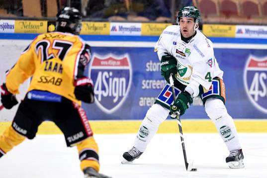 Färjestads Niklas Arell med pucken