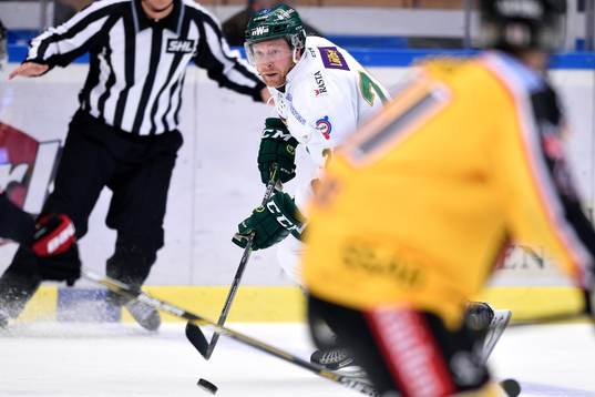 Färjestads Martin Röymark med pucken