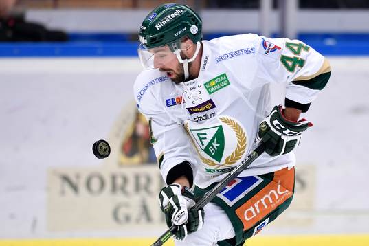Färjestads Milan Gulas har ögonen på pucken