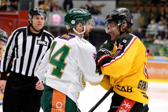 Färjestads Milan Gulas och Luleås Jonathan Granström i