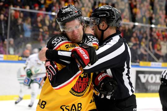 Linjedomaren håller undan Luleås Jonathan Granström