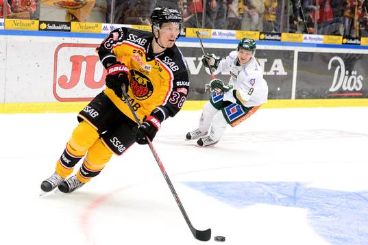 Luleås Lars Bryggman med pucken