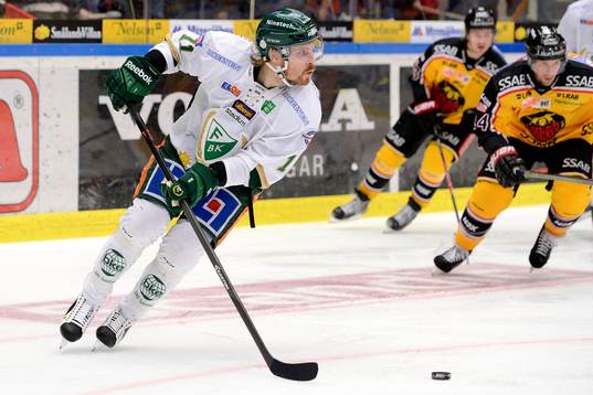 Färjestads Anssi Salmela med pucken