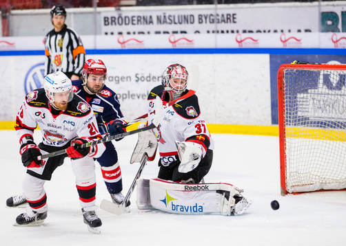 Malmö Redhawks målvakt Jonas Gunnarsson agerar bredvid