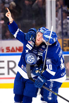 Leksands David Åslin gör en hyllningsgest