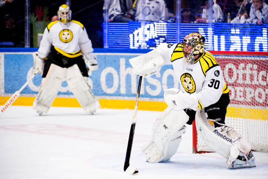 Brynäs målvakter Bernhard Starkbaum och Johan Holmqvist