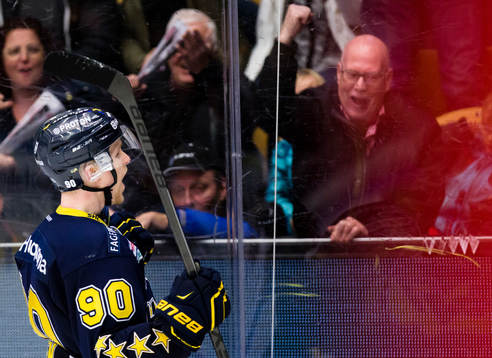 s Ted Brithén jublar med publiken