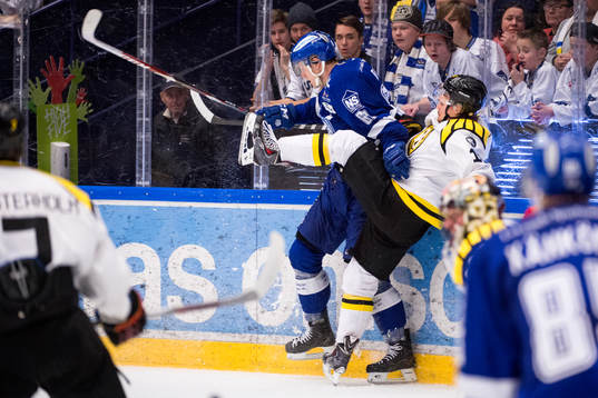 Leksands Johan Ryno tacklar Brynäs Oscar Eklund