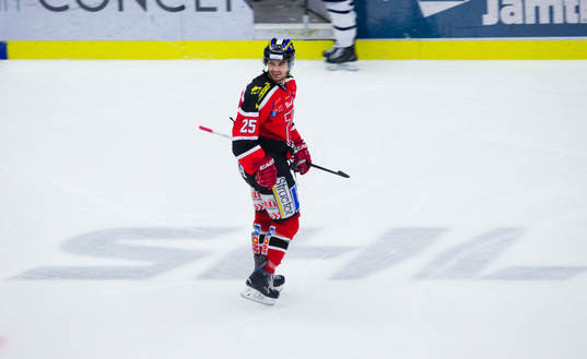 Örebros Martin Johansson skrattar