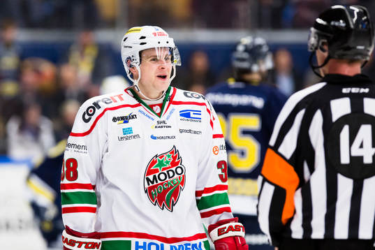 Modos Nichlas Torp pratar glatt med domaren Domare Markus