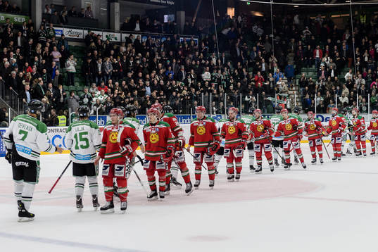 Spelarna tackar varandra