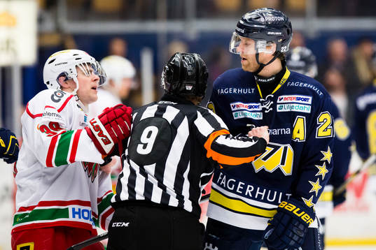 Domare Pehr Claesson (i) går emellan Modos Nichlas Torp