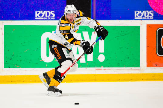 Skellefteås Tim Heed med pucken