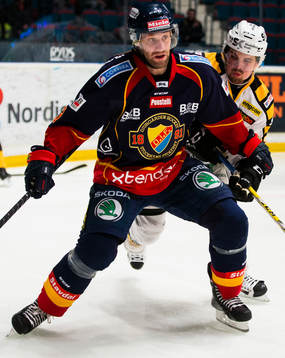 Djurgårdens Marcus Nilson håller undan för Skellefteås