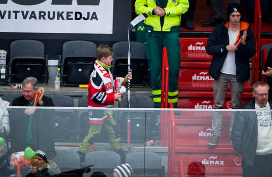 En ung supporter får en spelares klubba