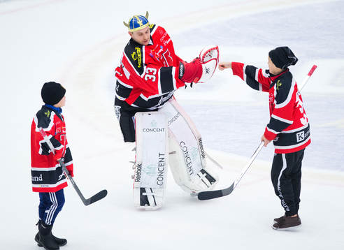 Örebros målvakt Julius Hudacek jublar