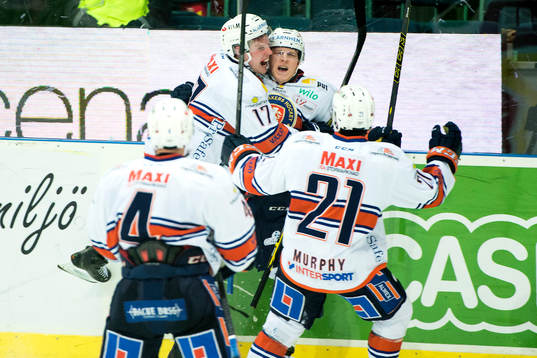 Växjös Patrik Lundh har gjort 2-1 och jublar med