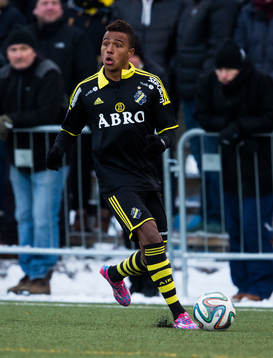 s Niclas Eliasson med bollen