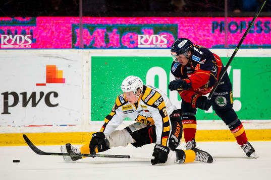 Skellefteås Oskar Sundqvist i kamp om pucken med