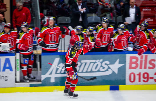 Örebros Martin Johansson gör 1-1 och jublar
