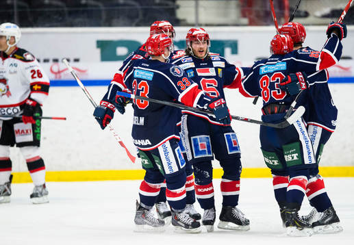 Södertäljes Erik Lindhagen (mitten) gör 1-1 kvitteringen