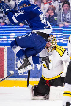 Leksands Johan Ryno täcker sikten för Brynäs målvakt