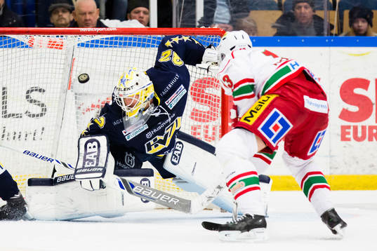 s målvakt Gustaf Wesslau räddar öppet läge från Modos