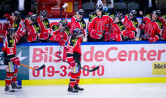 Örebros Daniel Viksten gör 2-1 Martin Johansson jublar
