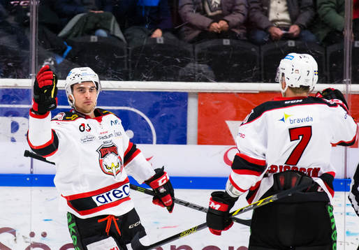 Malmö Redhawks Nils Andersson firar 2-3 målet med Tobias