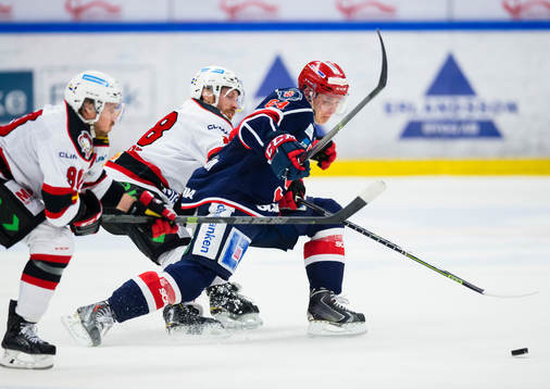Malmö Redhawks Jens Olsson i kamp om pucken med