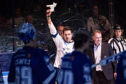 Leksands materialförvaltare Johan Bonde jublar