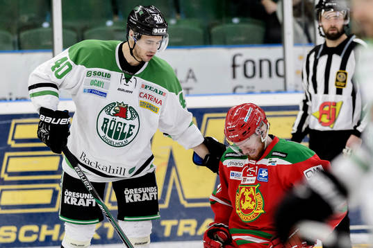 Rögles Jesper Jensen hjälper Moras Christoffer Fish som