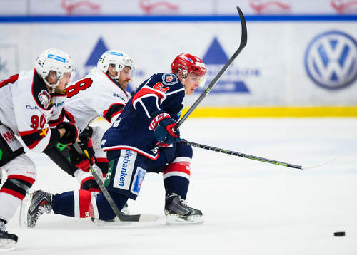 Malmö Redhawks Jens Olsson i kamp om pucken med