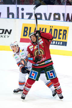 Växjös Niclas Lundgren håller fast Frölundas Joel