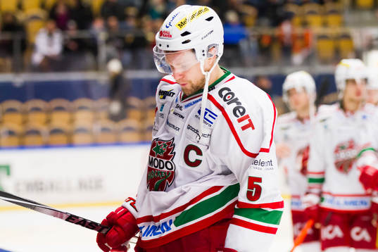 Modos Jonas Ahnelöv deppar på väg av isen