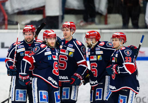 a vänster) gör 1-1 kvitteringen och gratuleras av