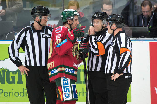 Frölundas Joel Lundqvist diskuterar med domarna