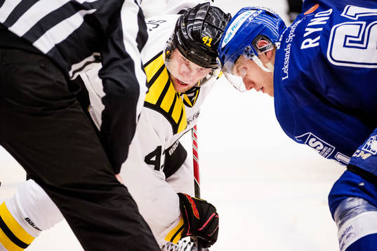 Brynäs Greg Scott och Leksands Johan Ryno inväntar tekning