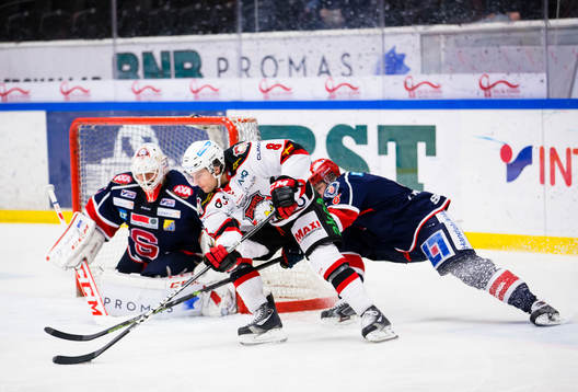 Malmö Redhawks Tony Romano bryter in framför