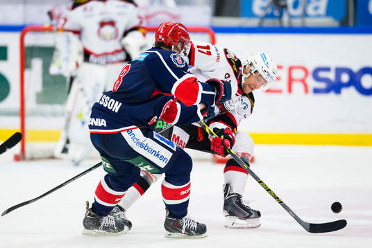 Malmö Redhawks Mathias Tjärnqvist i kamp om pucken med