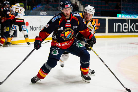 Djurgårdens Marcus Nilson håller undan för Skellefteås