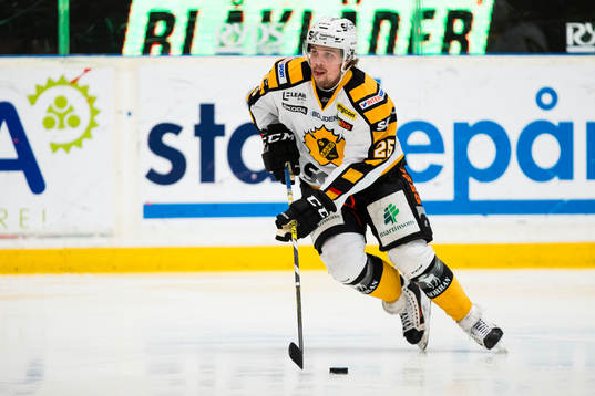 Skellefteås Axel Holmström med pucken